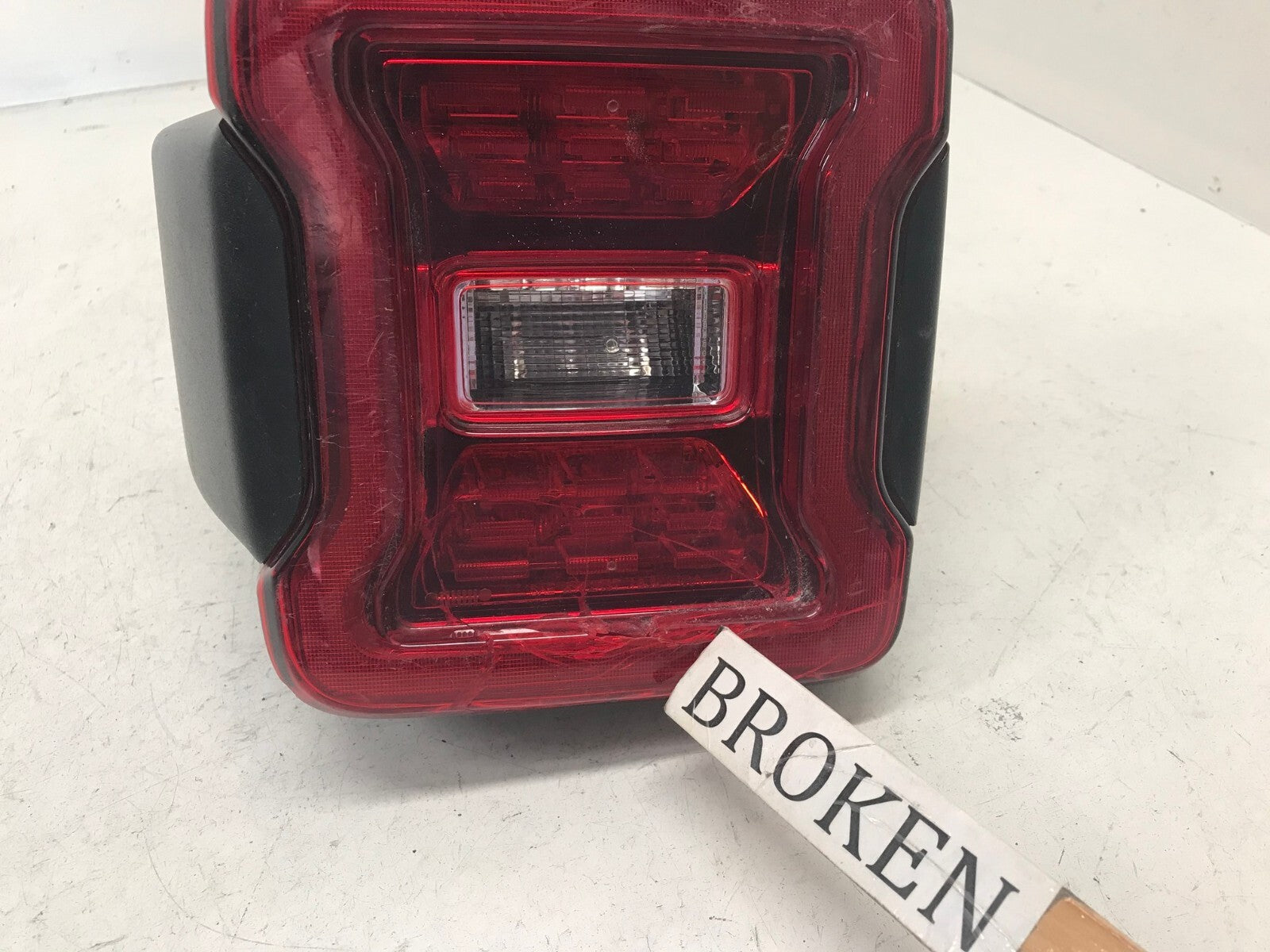 Tail light Damaged Left Driver LH 2018 2021 Jeep Wrangler 68474045AA OEM