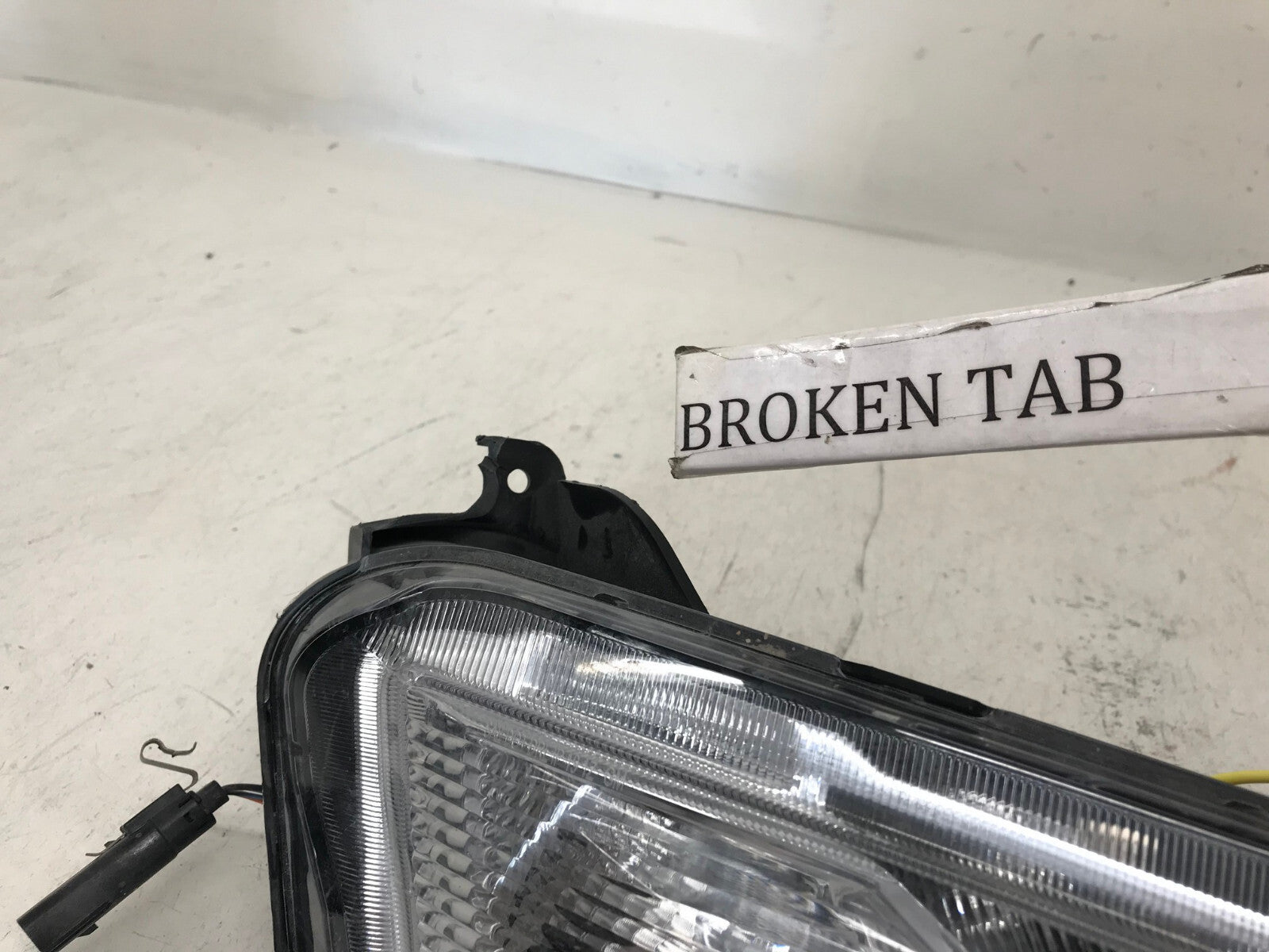 Front Parking light Damaged Lamp RH  Jeep Wrangler 2018-2019 55112884AG OEM