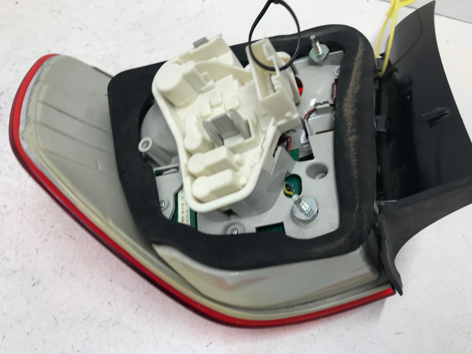 Tail light Damaged Driver LH BMW 3 Series E90 Sedan 2009 2010 2011 21839014 OEM