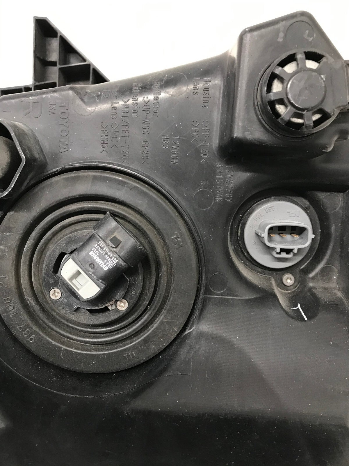 Headlight Damaged Passenger RH Right 81110-0C070 OEM